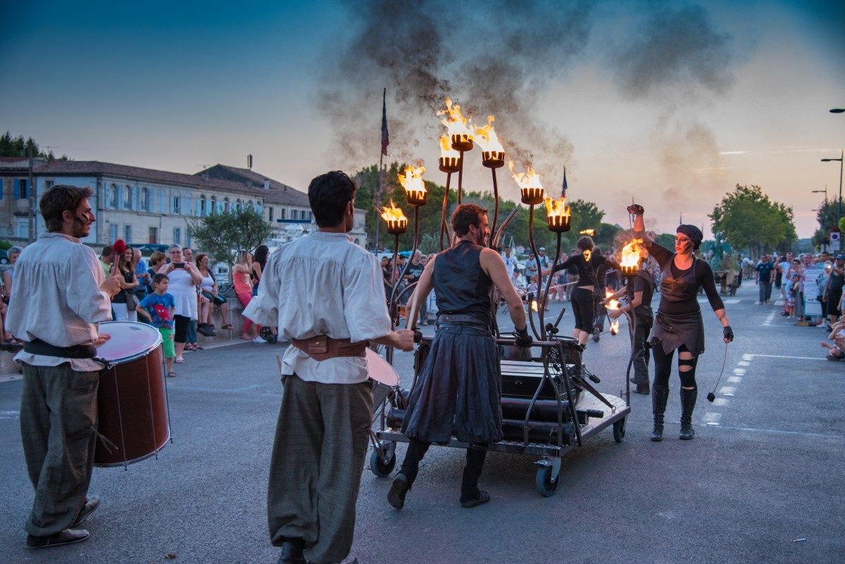 Spectacle de rue avec percussions et jeux de feu
